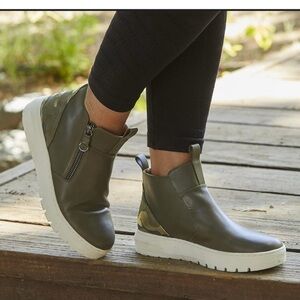 Vionic Olive green and camo  Brinkley Leather Ankle Booties size 8